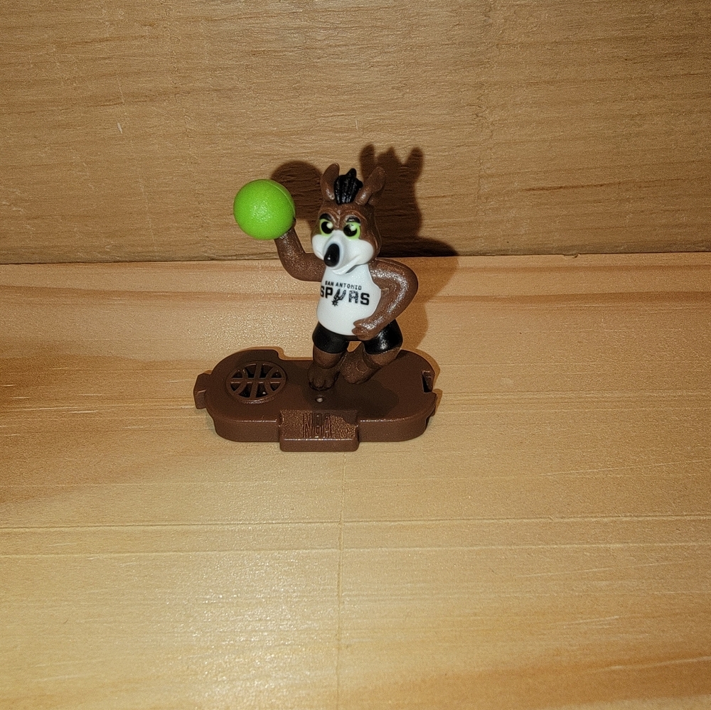 The Coyote Figurine – NBA Kinder Egg Limited Edition – San Antonio Spurs Mascot